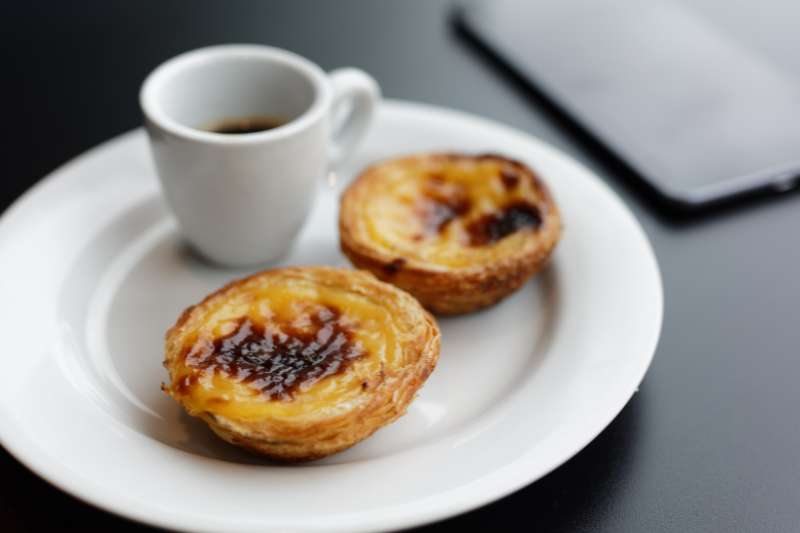 café with pastel de nata